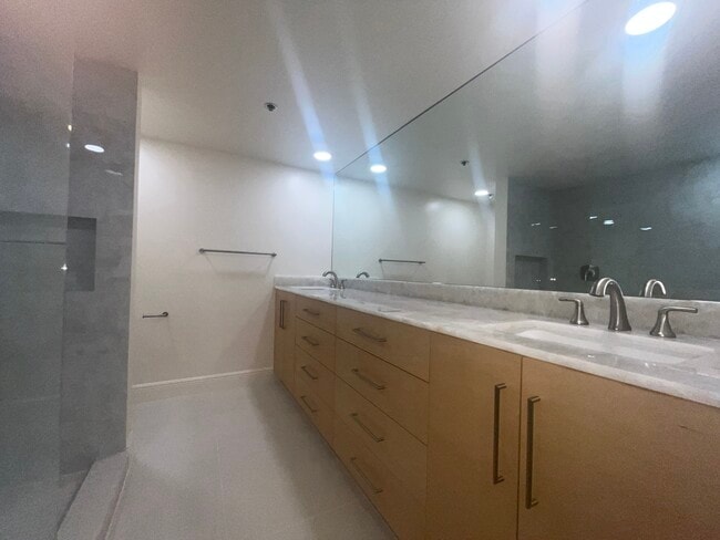 Building Photo - 988 Boulevard of the Arts