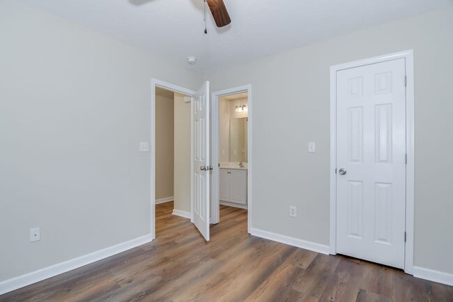 Building Photo - Updated 2 Bed 2 Bath Townhouse!