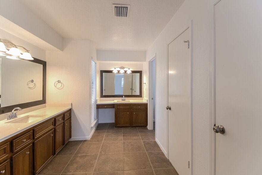 Building Photo - 701 Tanglewood Dr