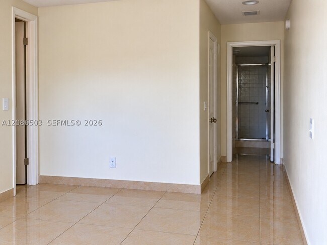 Building Photo - 400 S Hollybrook Dr