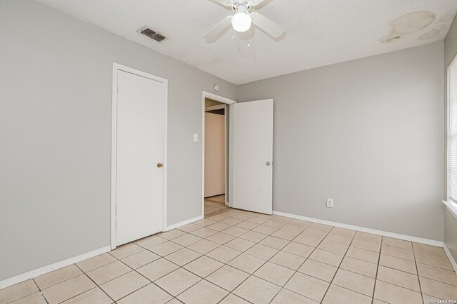 Building Photo - 820 W Olmos Dr