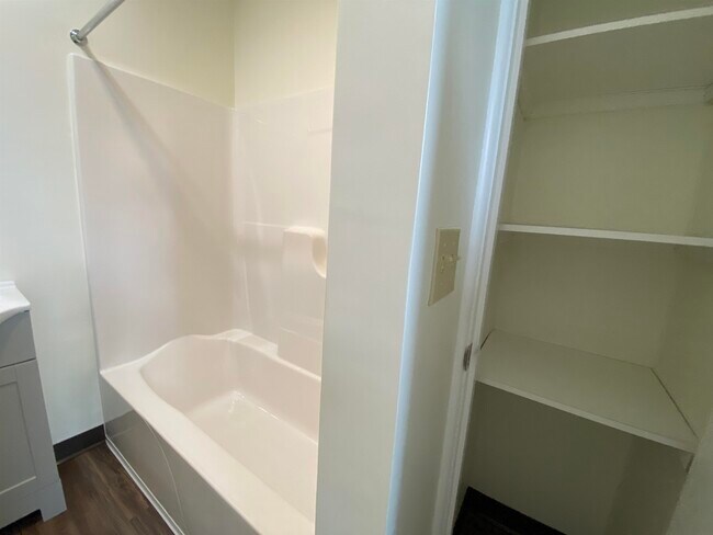 Building Photo - 4 Martin St