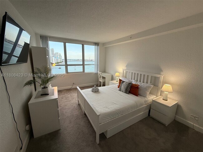 Building Photo - 1500 Bay Dr E