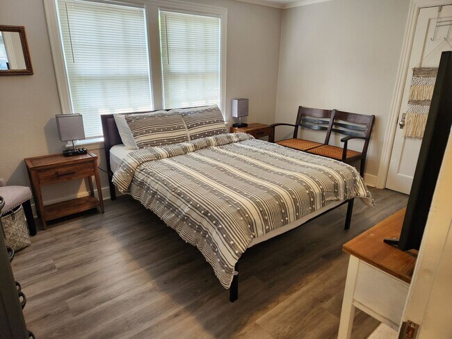 Building Photo - Cozy Apartment located near UAMS!