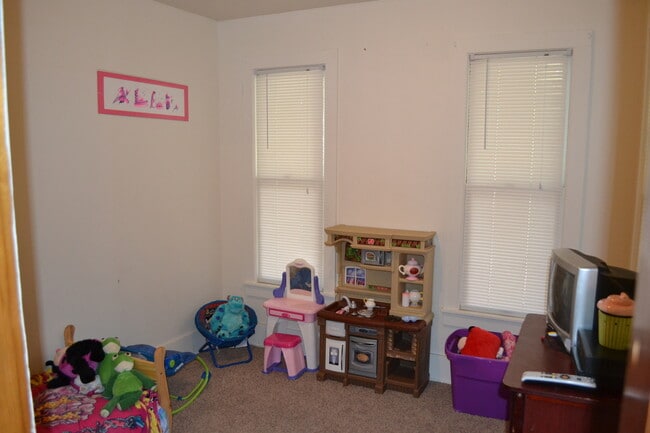 Building Photo - Court St Duplex