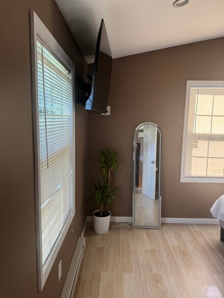 Building Photo - 8 Spruce Ave