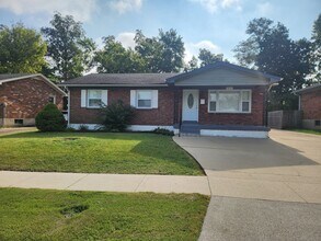 Building Photo - Beautiful 3 bedroom 2 full bath with garag...