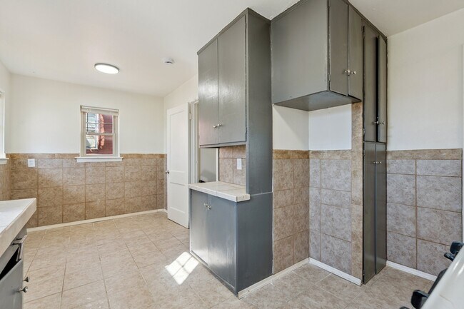 Building Photo - 1412 NE 38th St