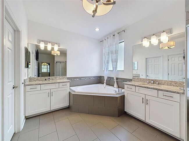 Building Photo - 10701 Laurel Vista Way