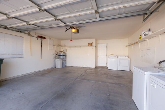 Building Photo - 3-bedroom 2-bathroom town house with a double car garage, freshly painted and new carpet.