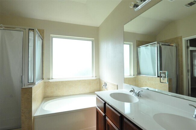 Building Photo - 404 Fistral Dr