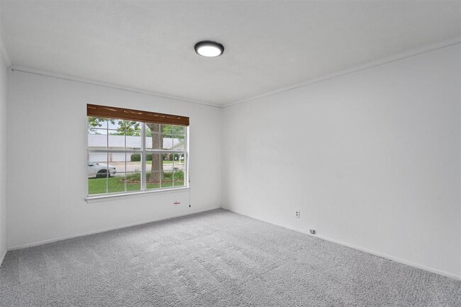 Building Photo - Perfectly Located Home Near Downtown Round...