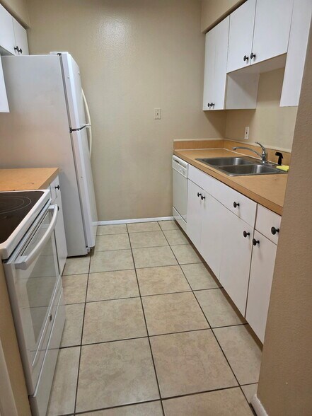 Building Photo - 9004 Tudor Dr