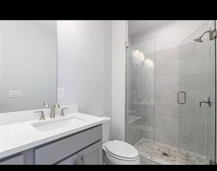 Building Photo - 913 Colton Dr