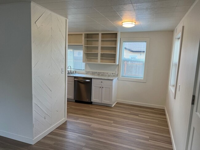 Building Photo - Updated 3 bedroom 1 bathroom house!