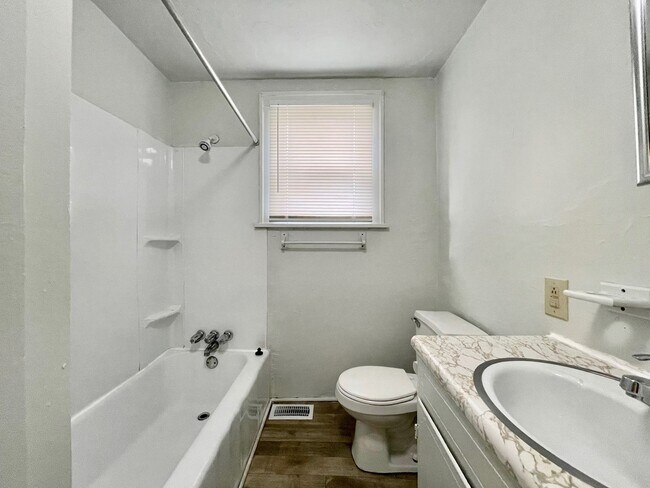 Building Photo - 1471 Hoyt St