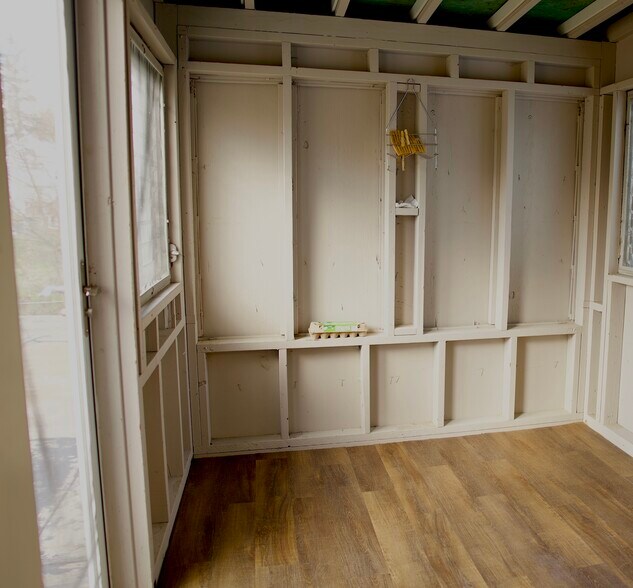 Enclosed Rear Entry | Perfect for Boots & Paws - 10207 Oak Ave