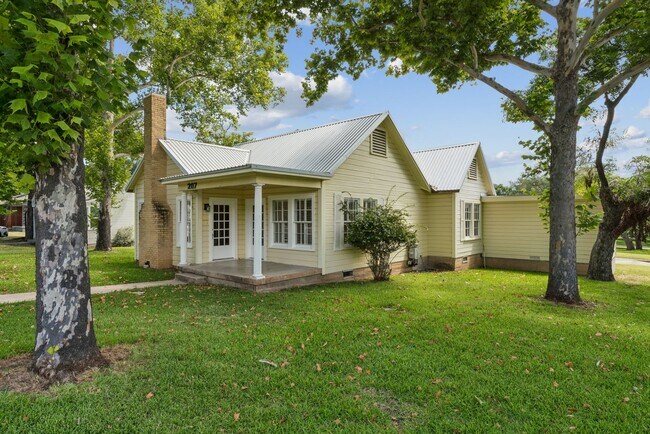 Building Photo - 3/2 Remodeled Home in Lampasas