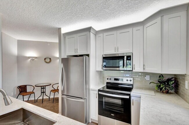 Building Photo - 300 Uno Lago Dr