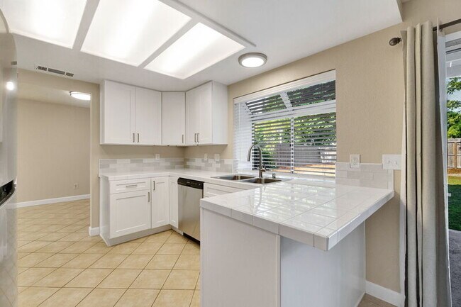 Building Photo - 6733 N Warren Ave