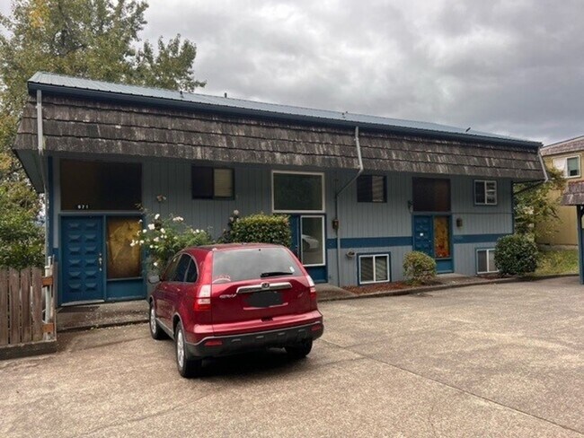 Building Photo - r214b