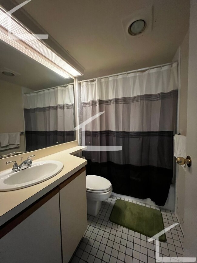Building Photo - Comfortable Luxury Apartment with Stunning...