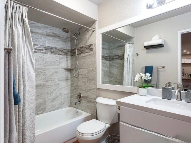 Building Photo - Spacious 2 BD/2BA, condo available for rent now in SDSU Area!