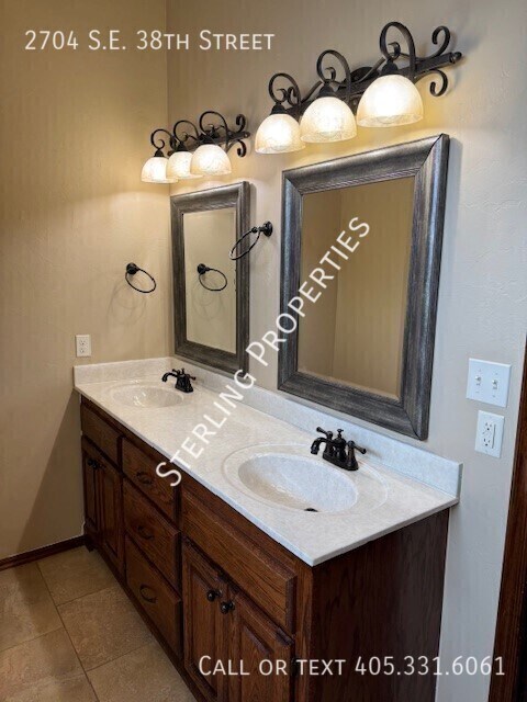 Building Photo - 2704 SE 38th St