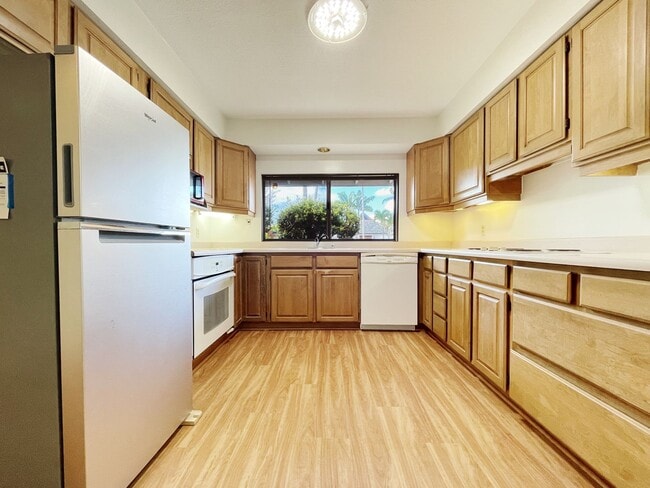 Building Photo - 4/2 Pet Friendly Spacious Beachside Kailua...