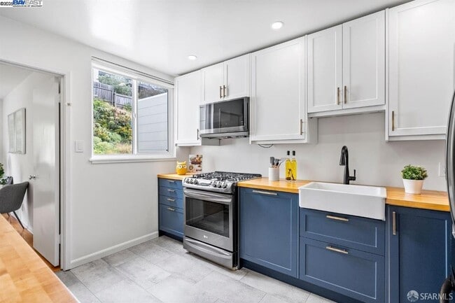 Building Photo - 378 Mangels Ave