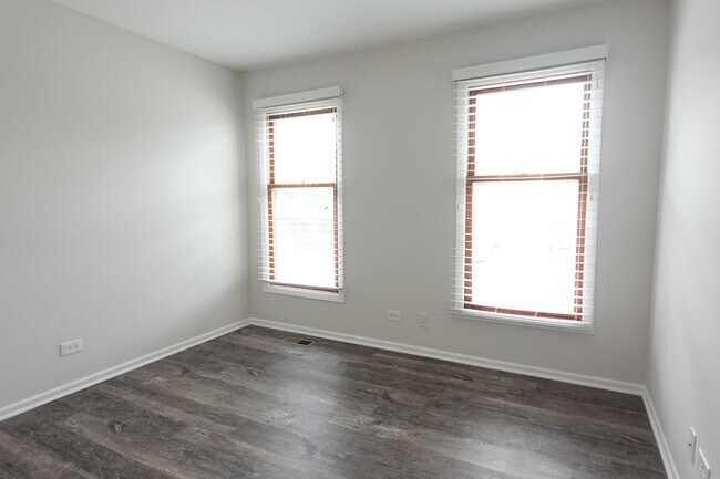 Building Photo - 231 University Ln