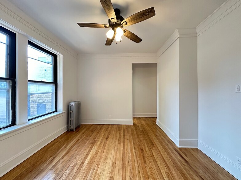 Building Photo - 2311 W Wilson Ave