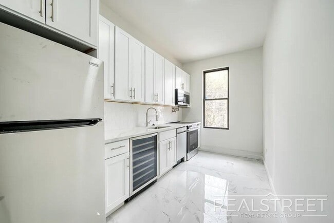 Building Photo - Massive 4BD/4BA Duplex with Office & Priva...