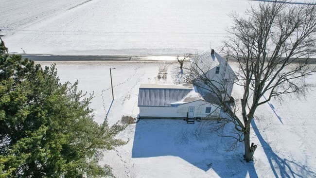 Building Photo - Large 4 Bedroom/2 Bath Home For Rent