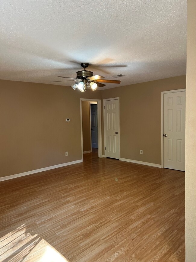 Building Photo - 10018 Valley Wind Dr