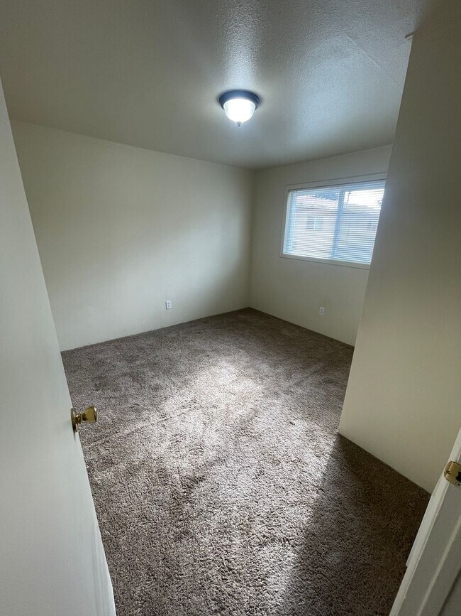 Building Photo - Do not miss this cozy 2 bedroom Lebanon Apartment!