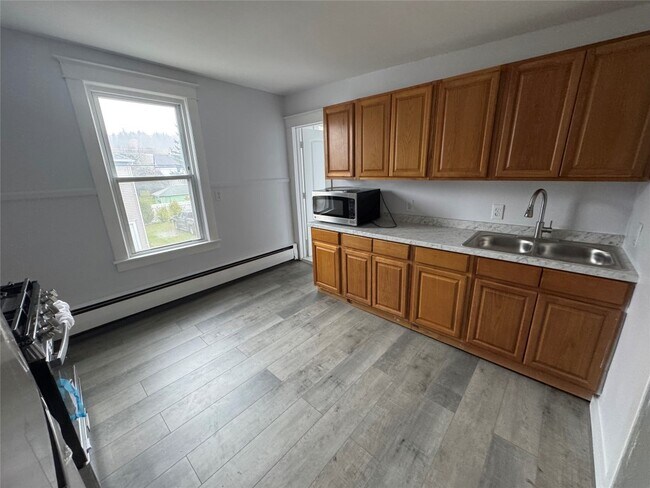 Building Photo - 28 Emma St