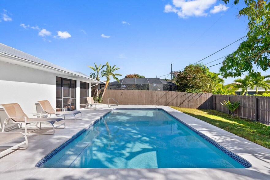 Building Photo - 663 106th Ave N