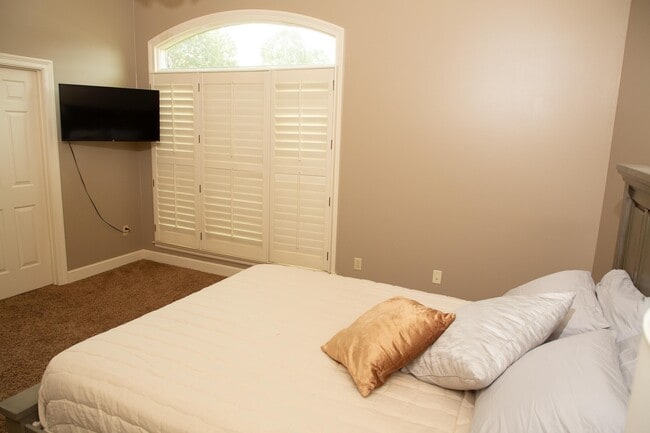 Building Photo - 10060 Avent Ridge Cove