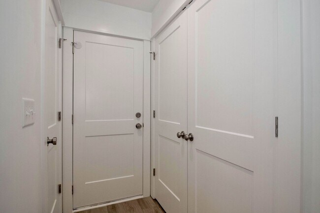 Building Photo - Lux Three Bedroom Townhouse in Sherrills Ford