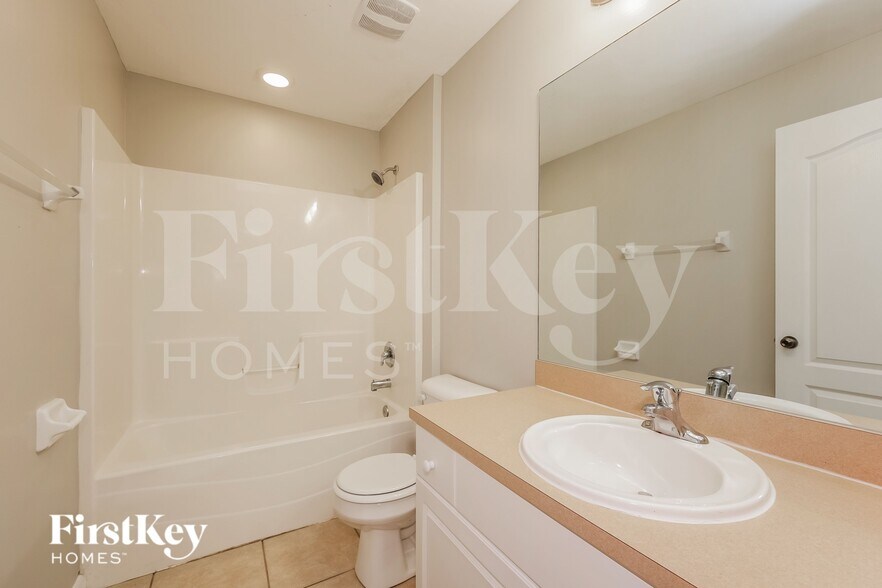 Building Photo - 4026 NE 22nd Ave