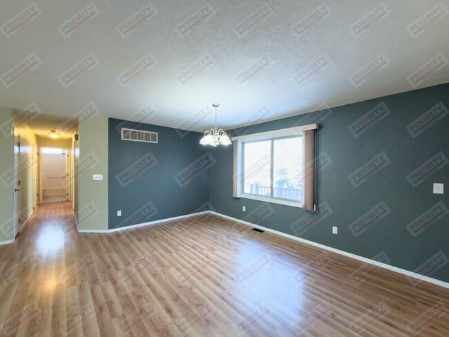 Building Photo - Main level living!