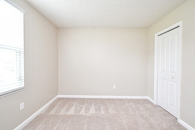 Building Photo - 5697 Julia Kate Dr