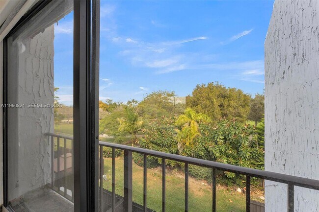 Building Photo - 6502 Kendale Lakes Dr