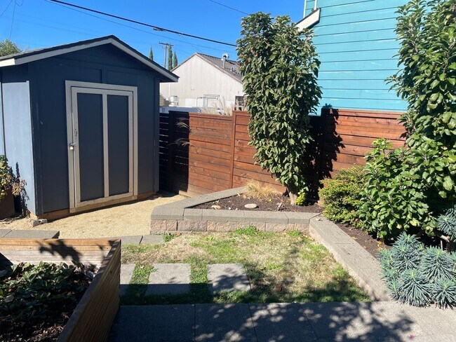 Building Photo - Single family, 3 bedroom, 1.5 bath home ju...