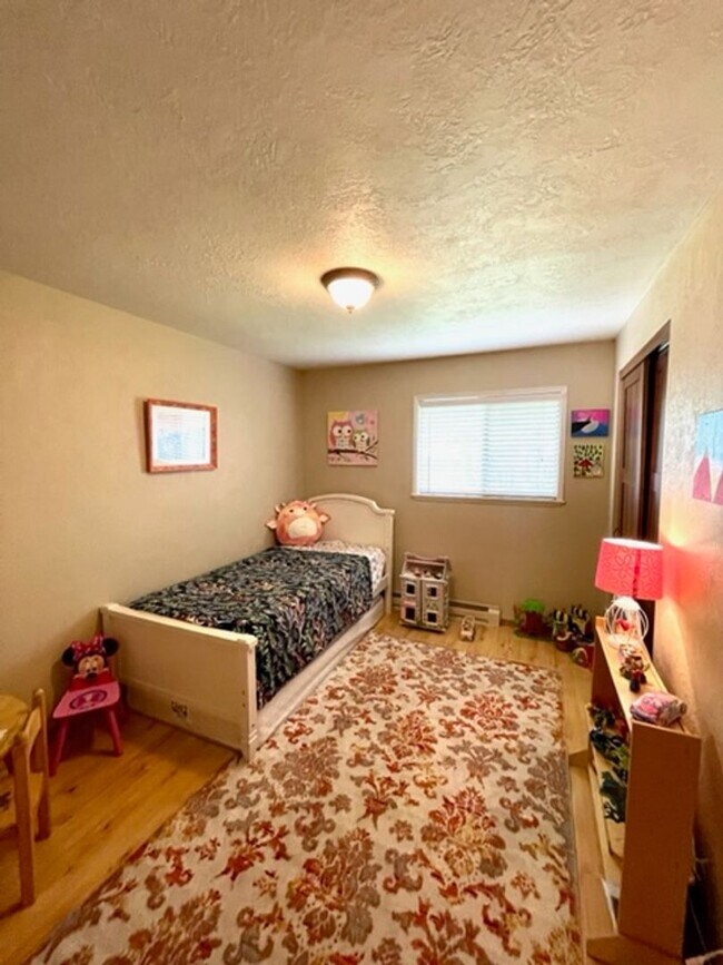 Building Photo - Single Level Westside Home with fabulous backyard!!