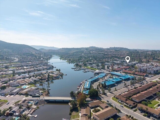 Building Photo - 1560 Circa Del Lago