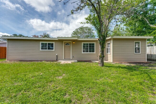 Building Photo - 5-BEDROOM HOME IN WILSHIRE TERRACE