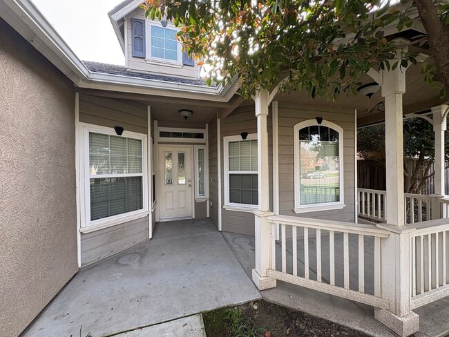 Building Photo - Spacious Tulare Home Available Now!