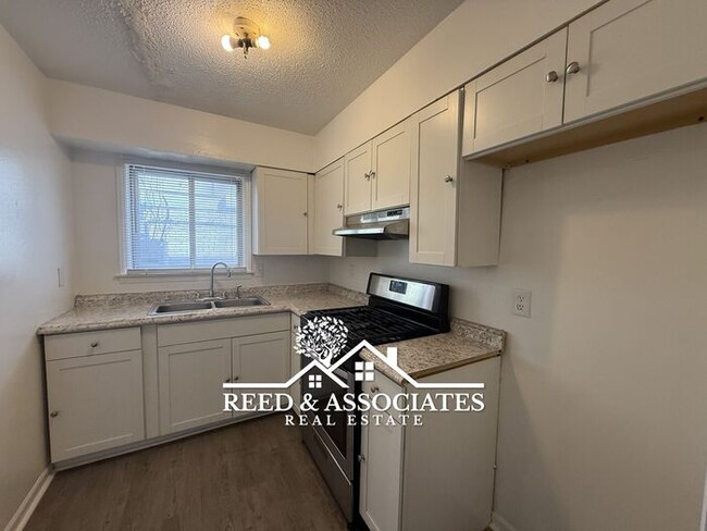 Building Photo - 2-Story Duplex Located Near UofM!